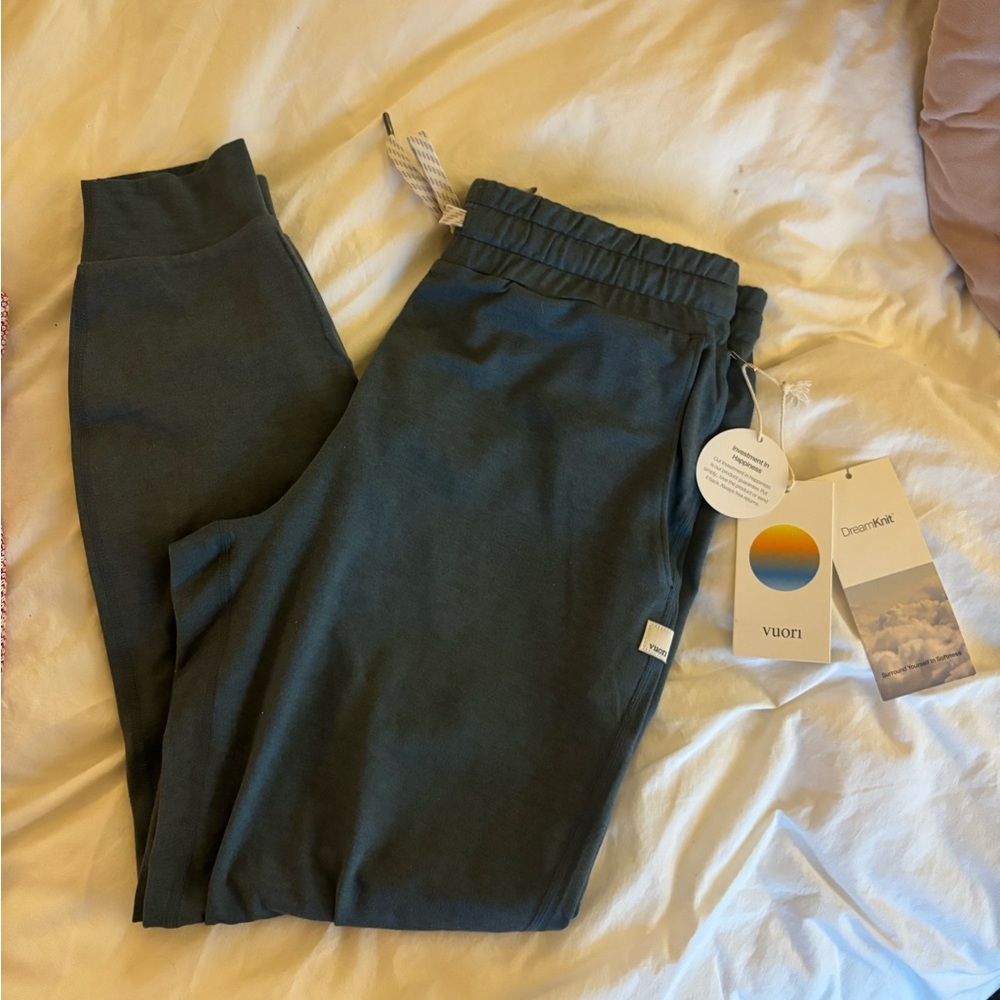 NWT Vuori performance jogger - dream knit / lake heather